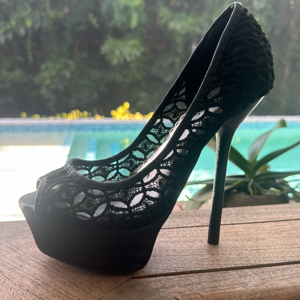 bebe 6” Black Lace Platform 6.5 Heels Leather Accents Excellent Condition